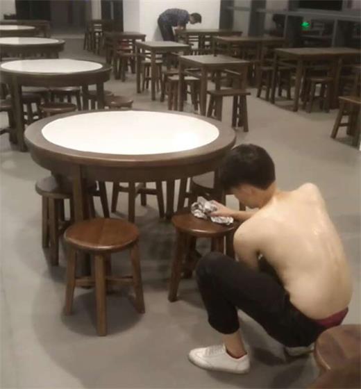 餐厅家具厂家小伙伴在擦拭桌椅
