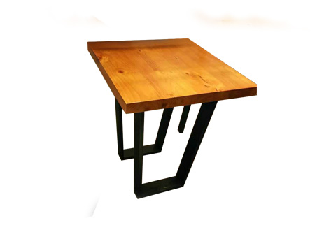松木材质的餐厅桌椅