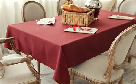 西餐厅餐桌红色餐巾