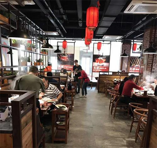 麻辣英雄重庆老火锅湛江店餐厅桌椅实拍图