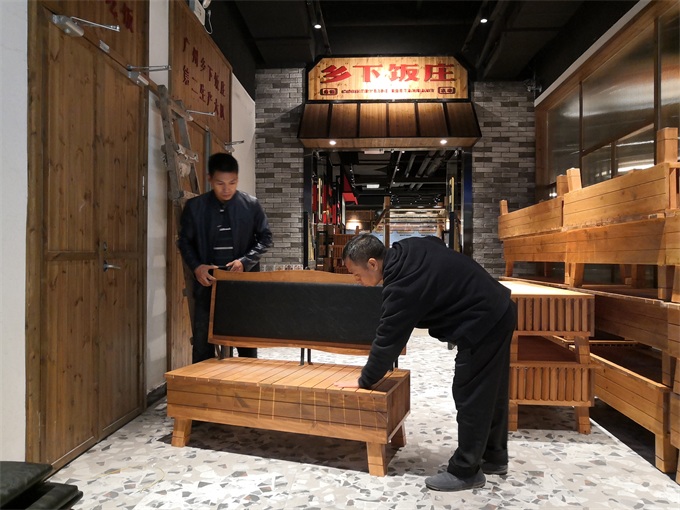 海德利总经理在广州乡下饭庄检测实木卡座工艺