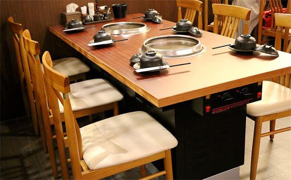 日式炭火烤肉店烤肉桌
